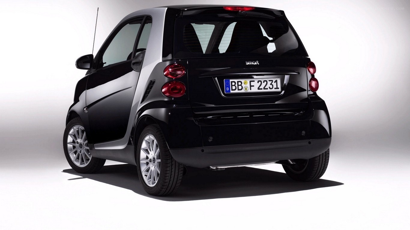 black smart car rear view