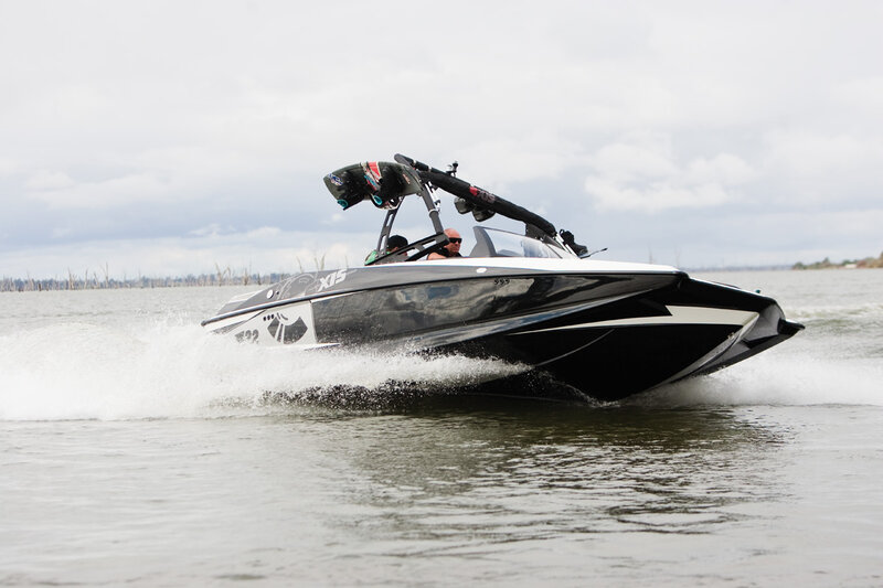 Black Speedboat on Water — Dynamic