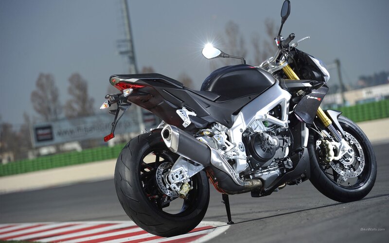 black sport motorcycle on track