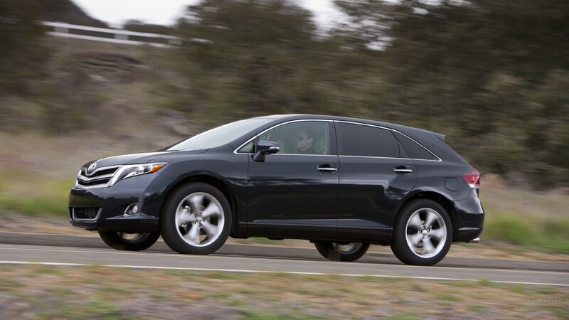 Black Toyota Venza — Dynamic