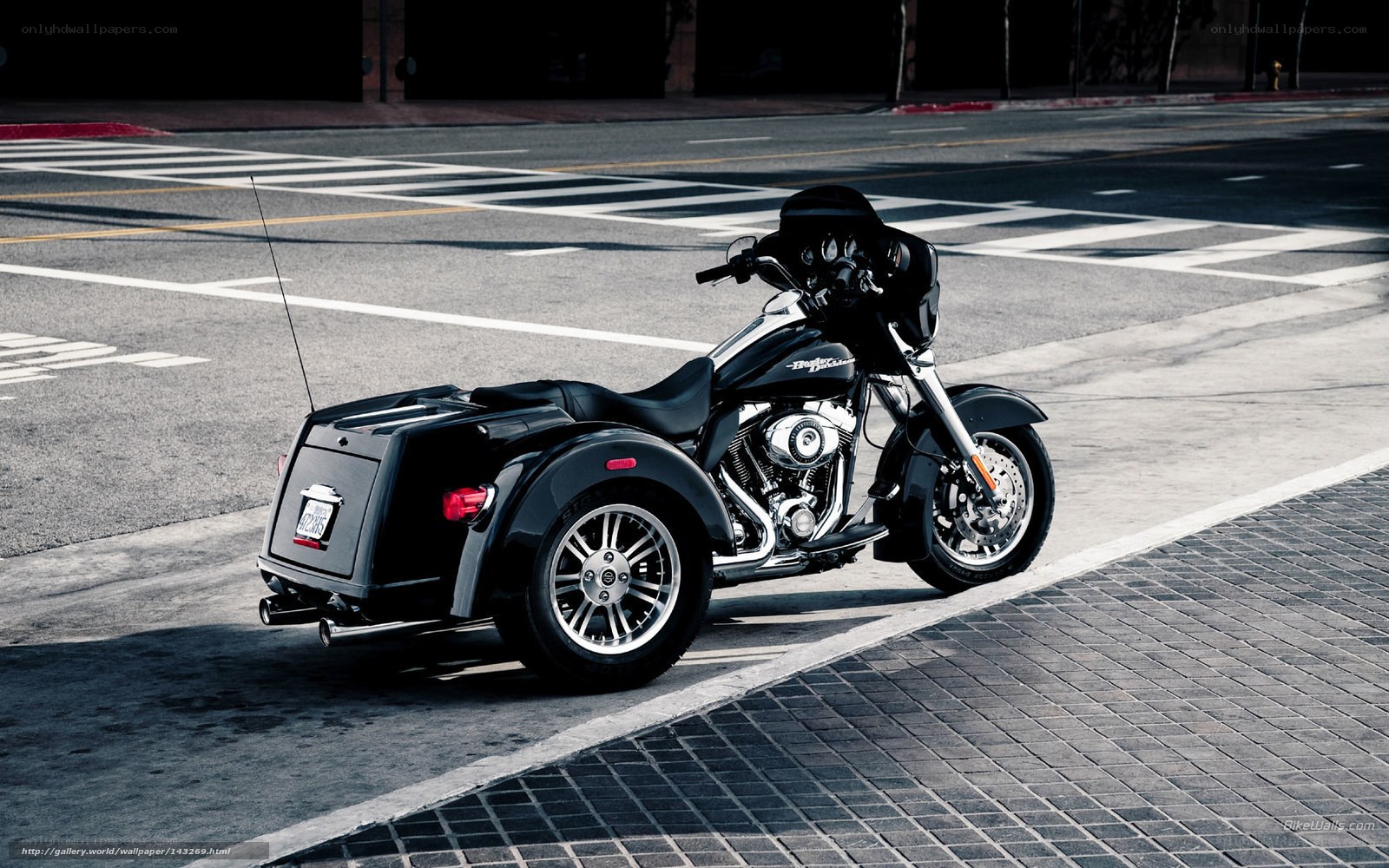 black trike motorcycle on street