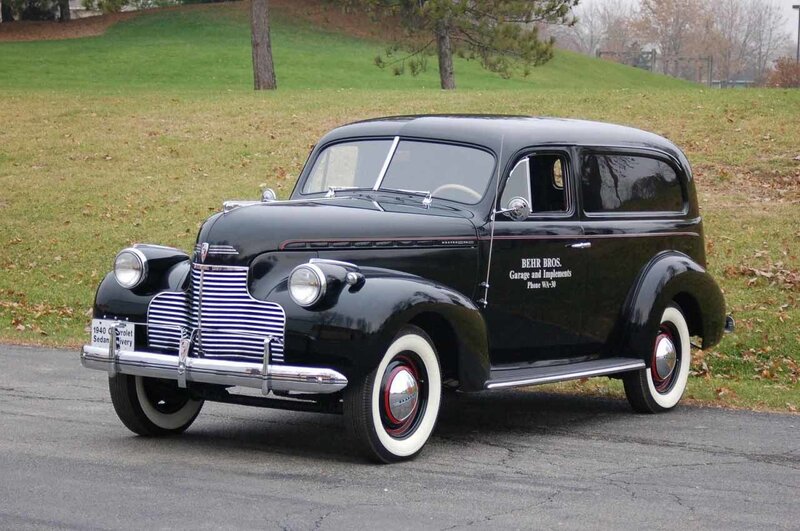 Black Vintage Car — Calm, Autumn