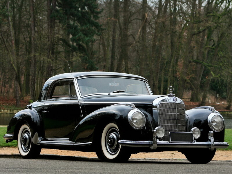 Black Vintage Car — Serene, Autumn