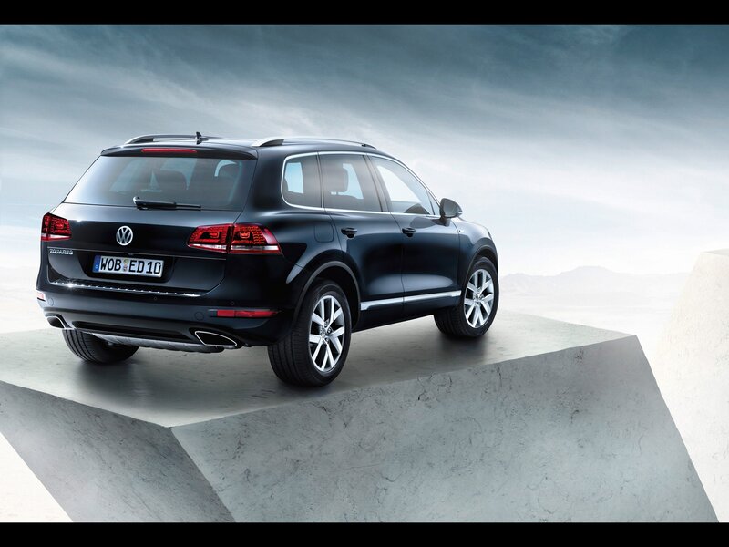 Black Volkswagen Touareg — Dramatic