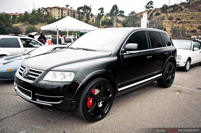 Black Volkswagen Touareg — Outdoor