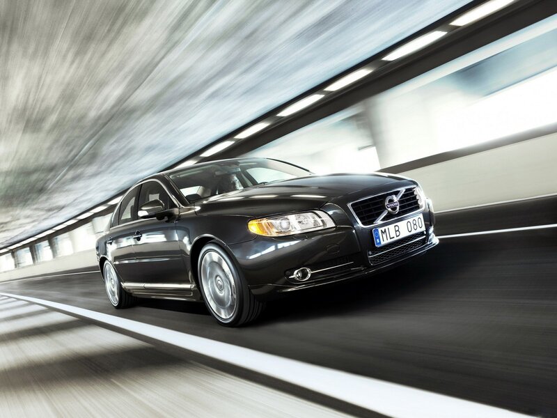 Black Volvo S80 in tunnel