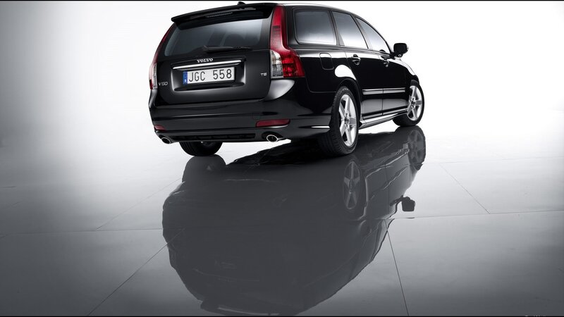 Black Volvo V50 — Dramatic