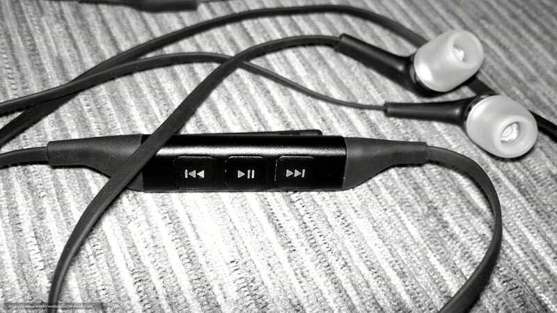 Black Wireless Earbuds