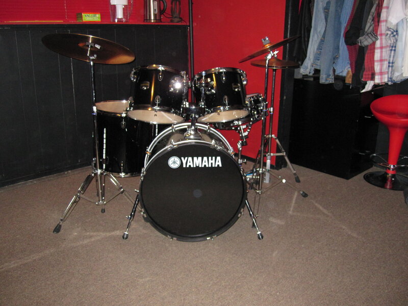 black yamaha drum set