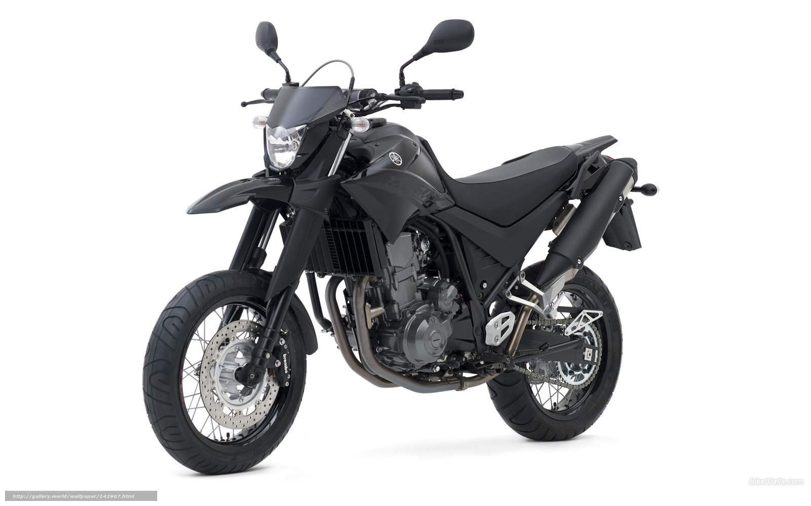 black yamaha motorcycle
