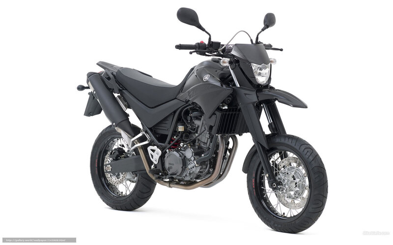 black yamaha motorcycle