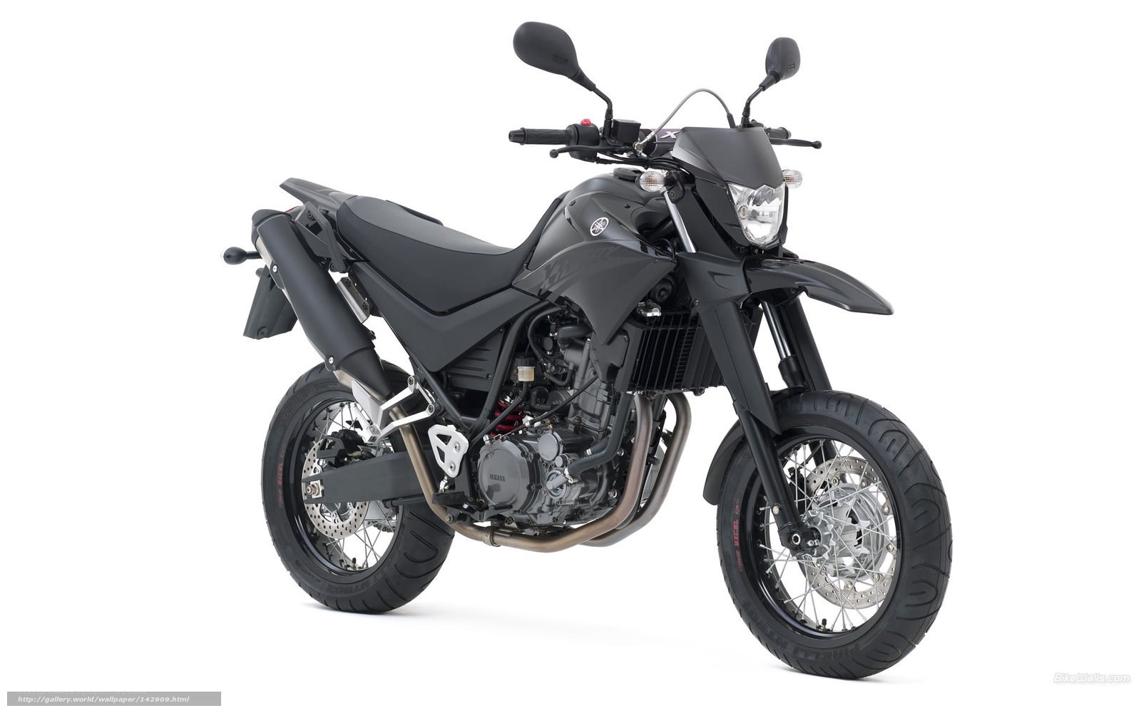 black yamaha motorcycle