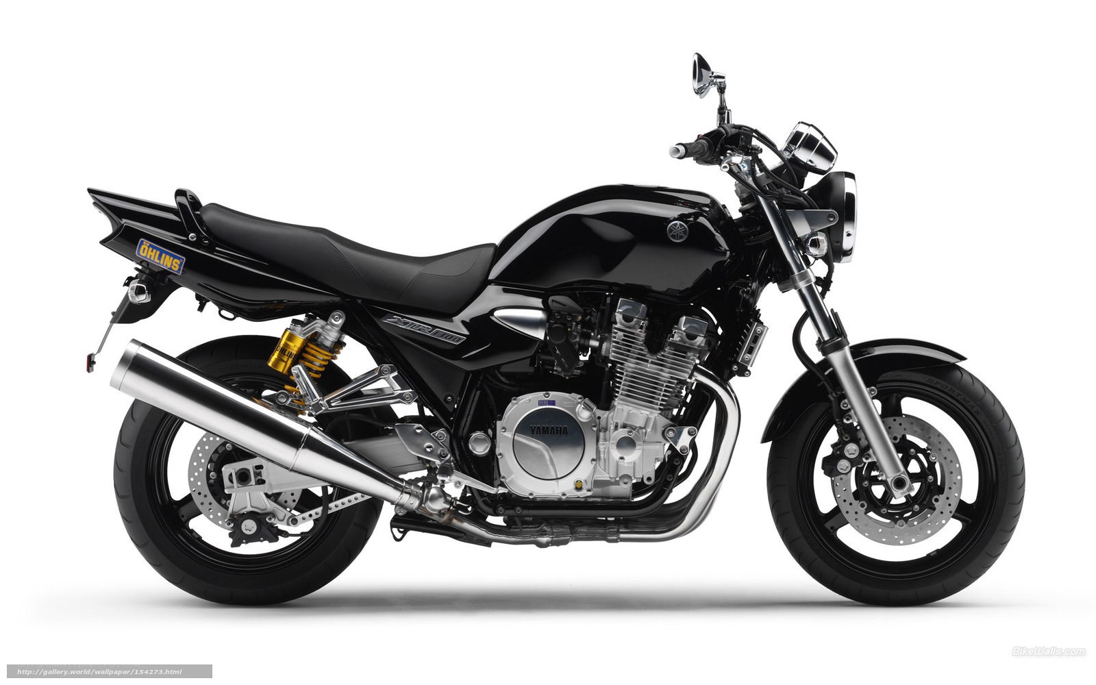 black yamaha motorcycle