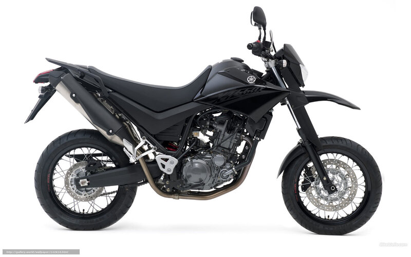black yamaha motorcycle