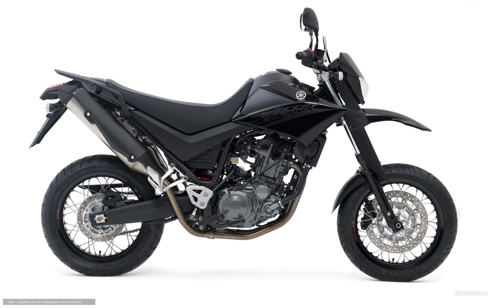black yamaha motorcycle