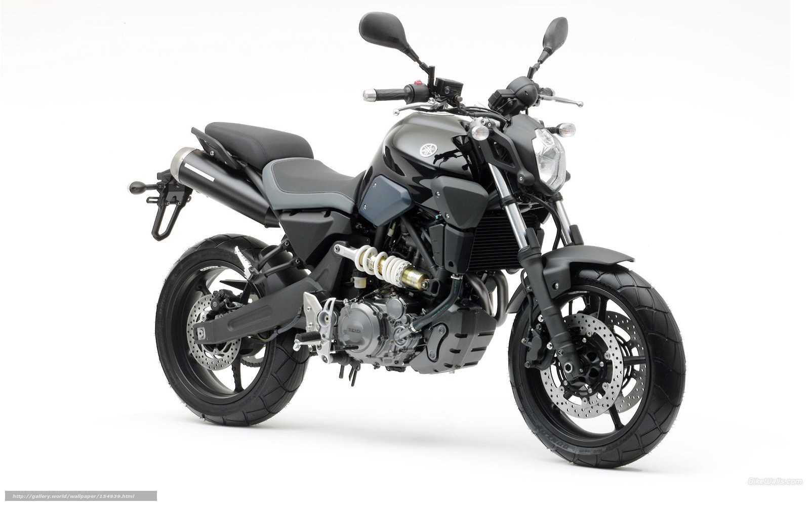 black yamaha motorcycle