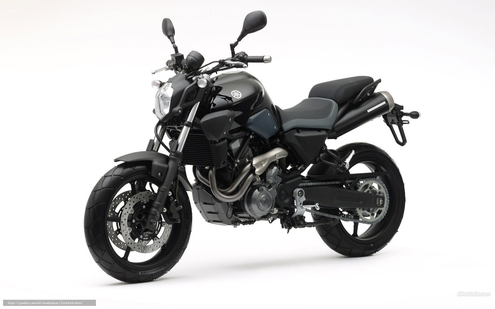 black yamaha motorcycle