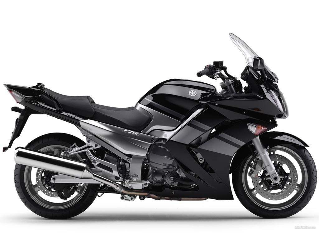 black yamaha touring motorcycle