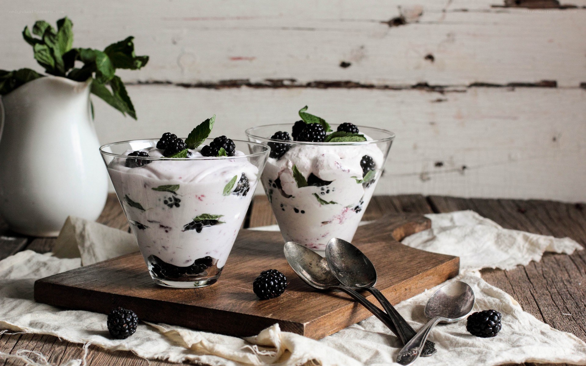 Blackberry yogurt parfaits