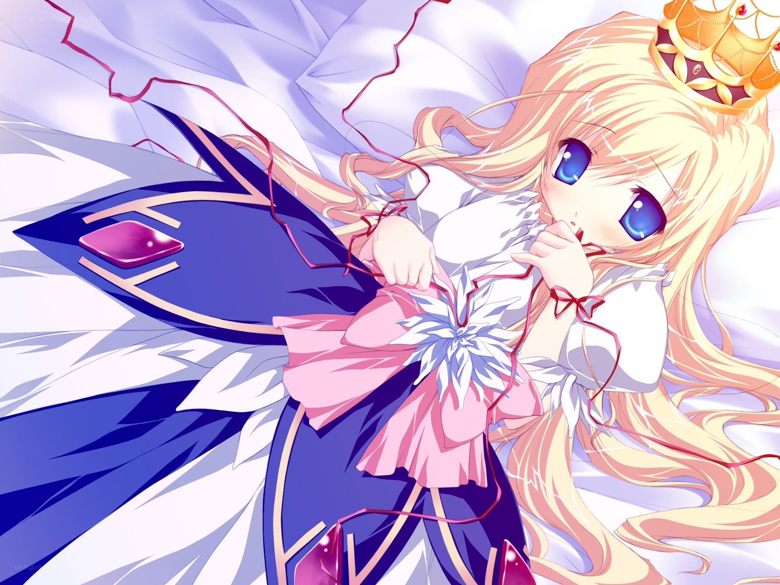 blonde anime girl with crown