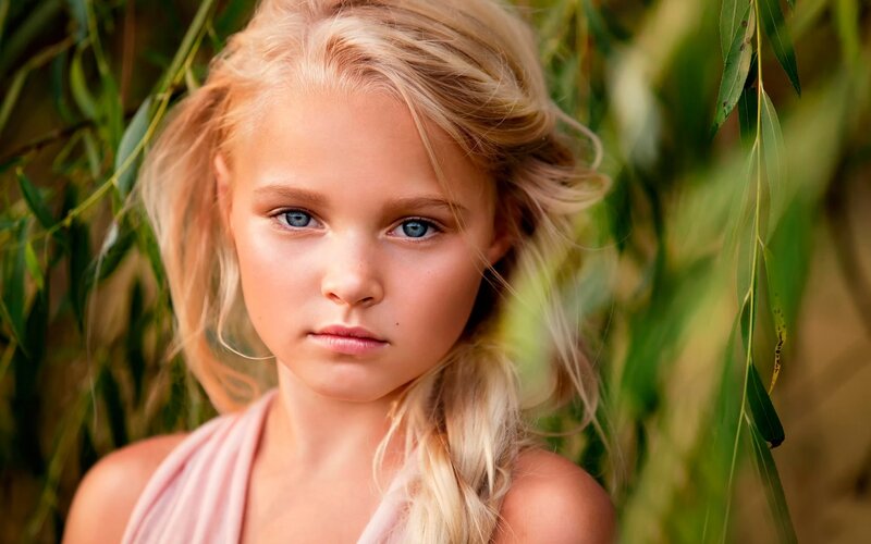 Blonde Girl in Foliage — Green