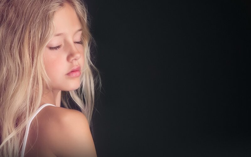 Blonde Girl with Closed Eyes — Black