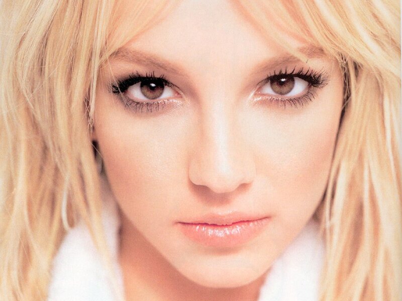 Blonde Woman Close-up — Neutral, Photograph, Eyes