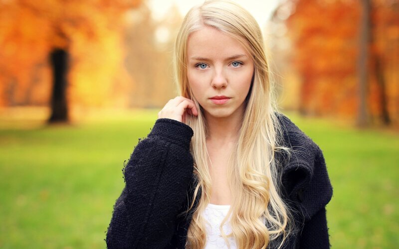 Blonde Woman in Park — Green, Calm, Autumn