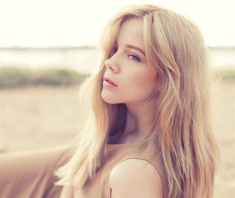 Blonde Woman in Profile — Beige