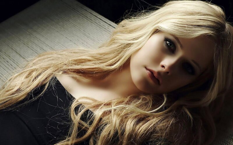 Blonde Woman Lying Down — Dramatic