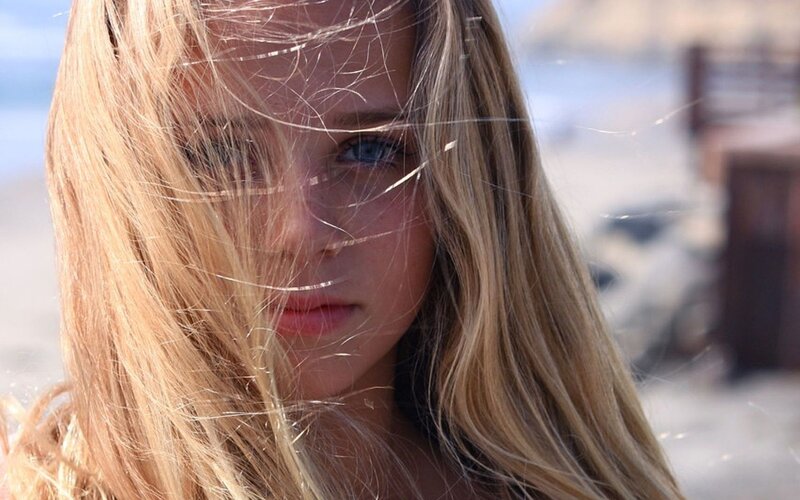 Blonde Woman on Beach — Blond, Calm