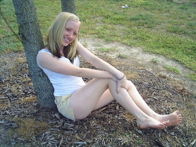 Blonde Woman Sitting — Green