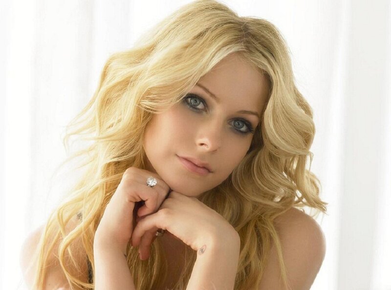 Blonde Woman with Blue Eyes — Calm, Photograph