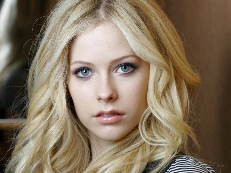 Blonde Woman with Blue Eyes — Wavy Hair