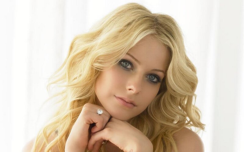 Blonde Woman with Blue Eyes — White, Calm, Photograph, Ring