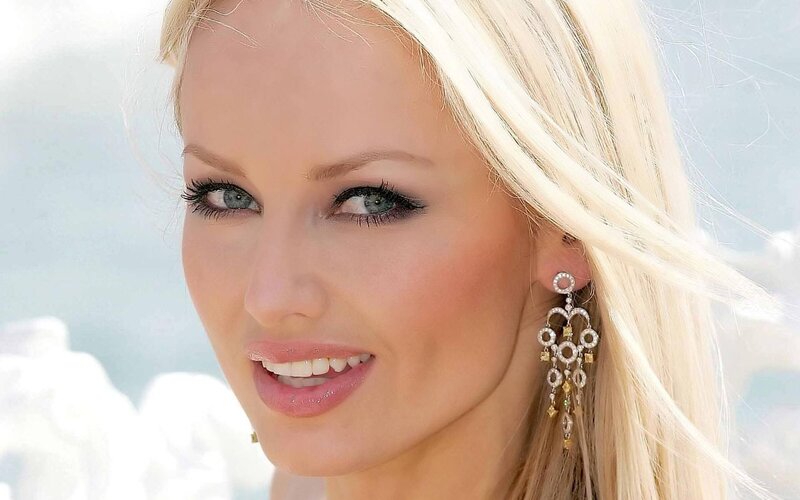 Blonde Woman with Earrings — Bright