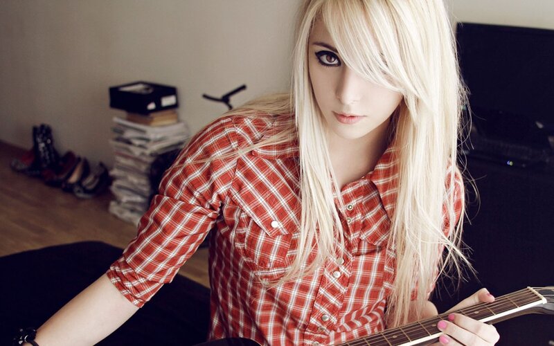 Blonde woman with guitar