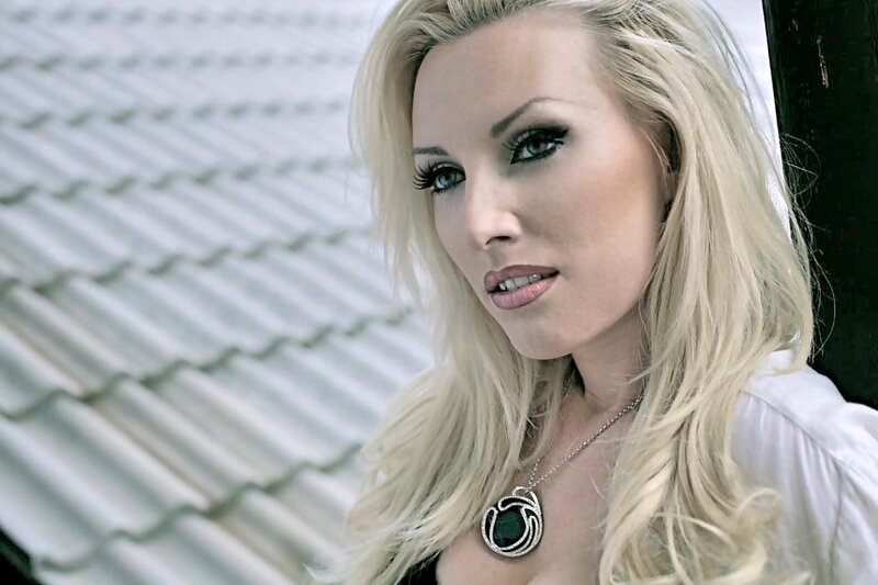 Blonde Woman with Necklace — Neutral