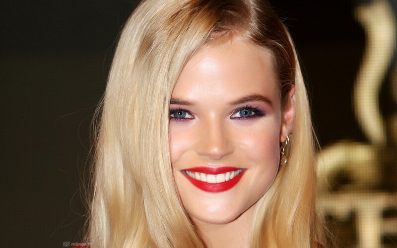 blonde woman with red lipstick