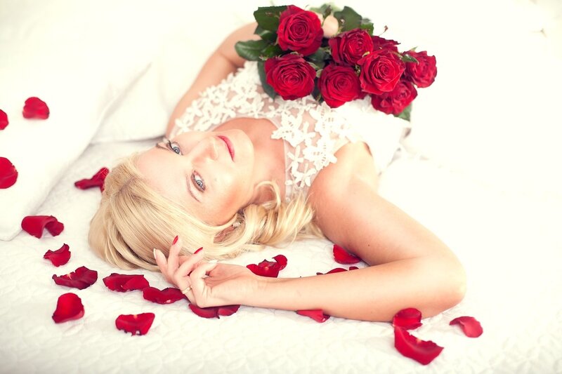 Blonde Woman with Roses — Red