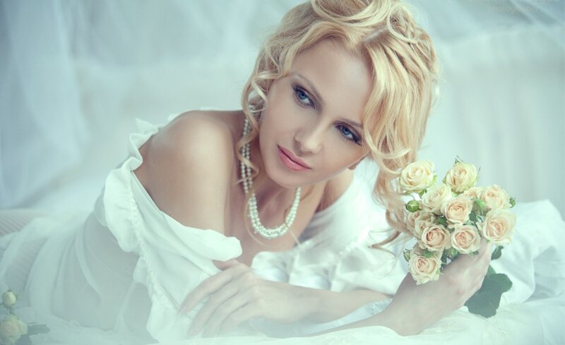 Blonde Woman with Roses — White