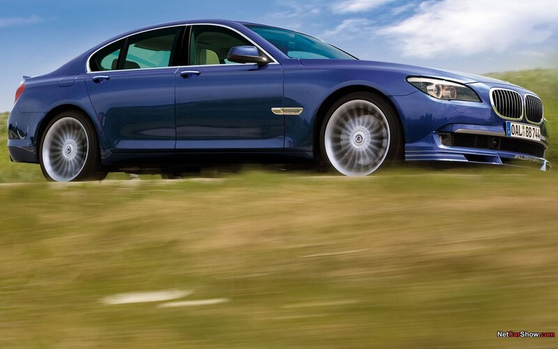 blue alpina b7 in motion