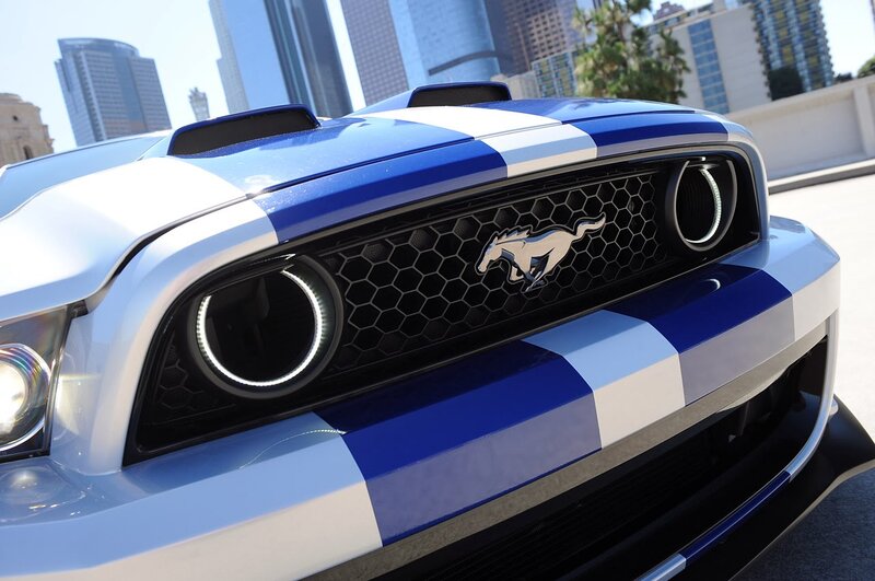 Blue and White Mustang — Dynamic