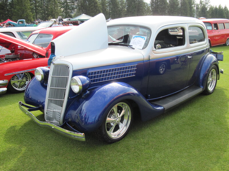 Blue and White Vintage Car — Calm, Afternoon