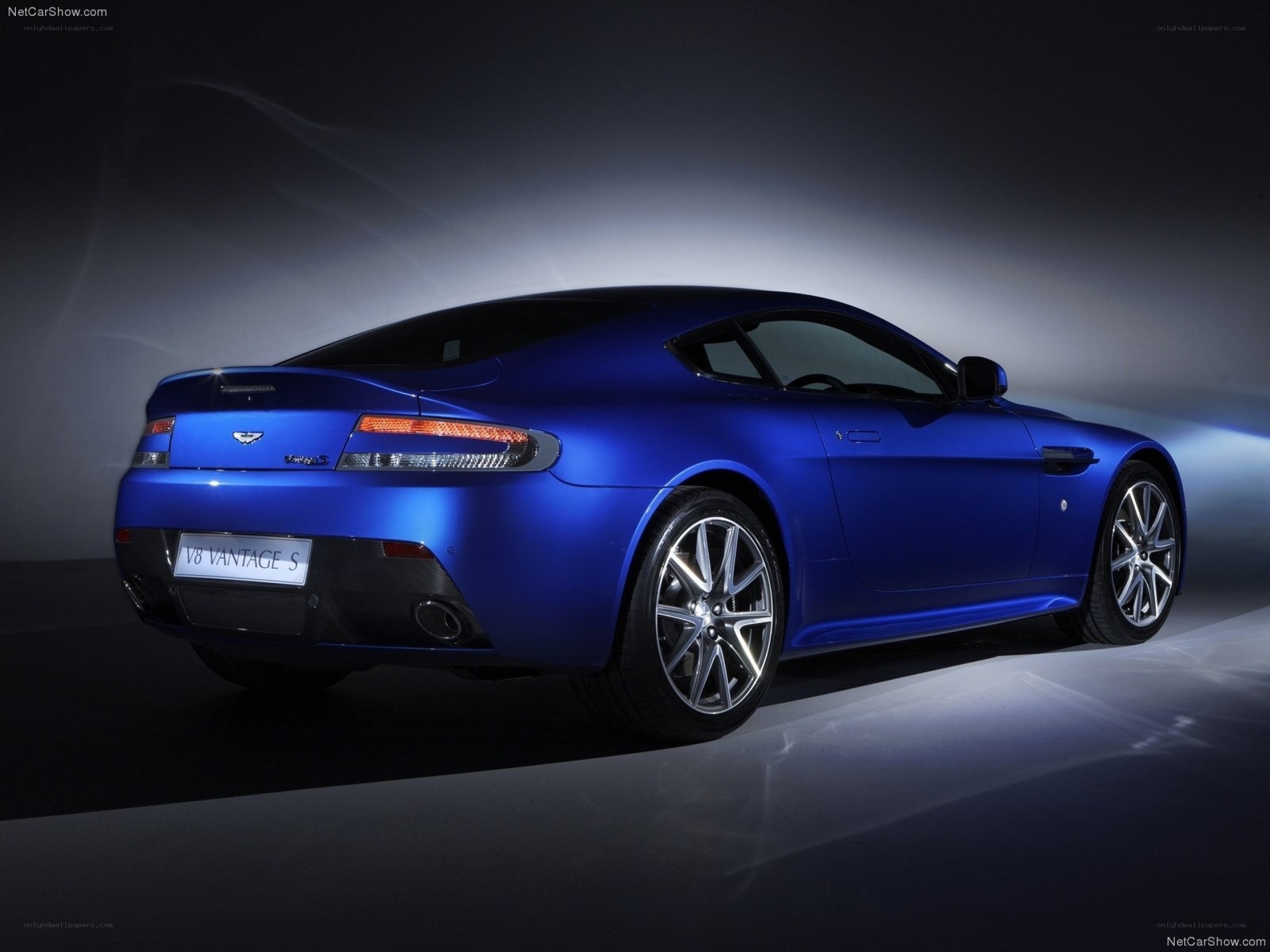 Blue Aston Martin V8 Vantage S