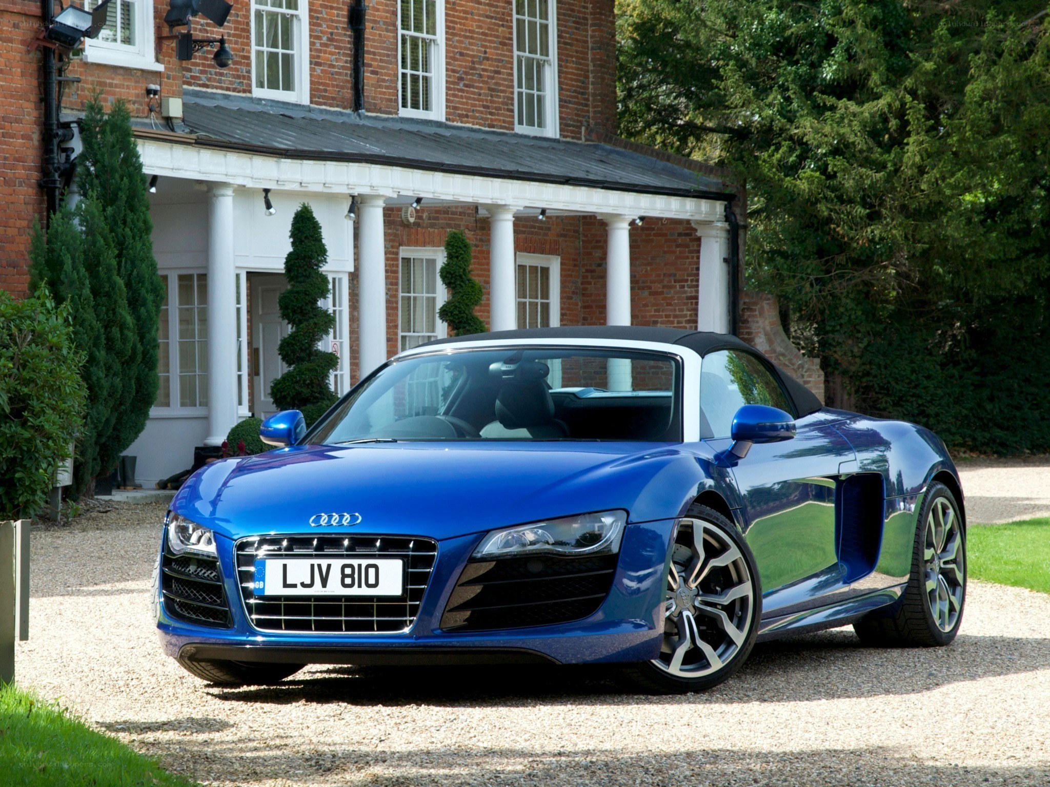 Blue Audi R8 Spyder