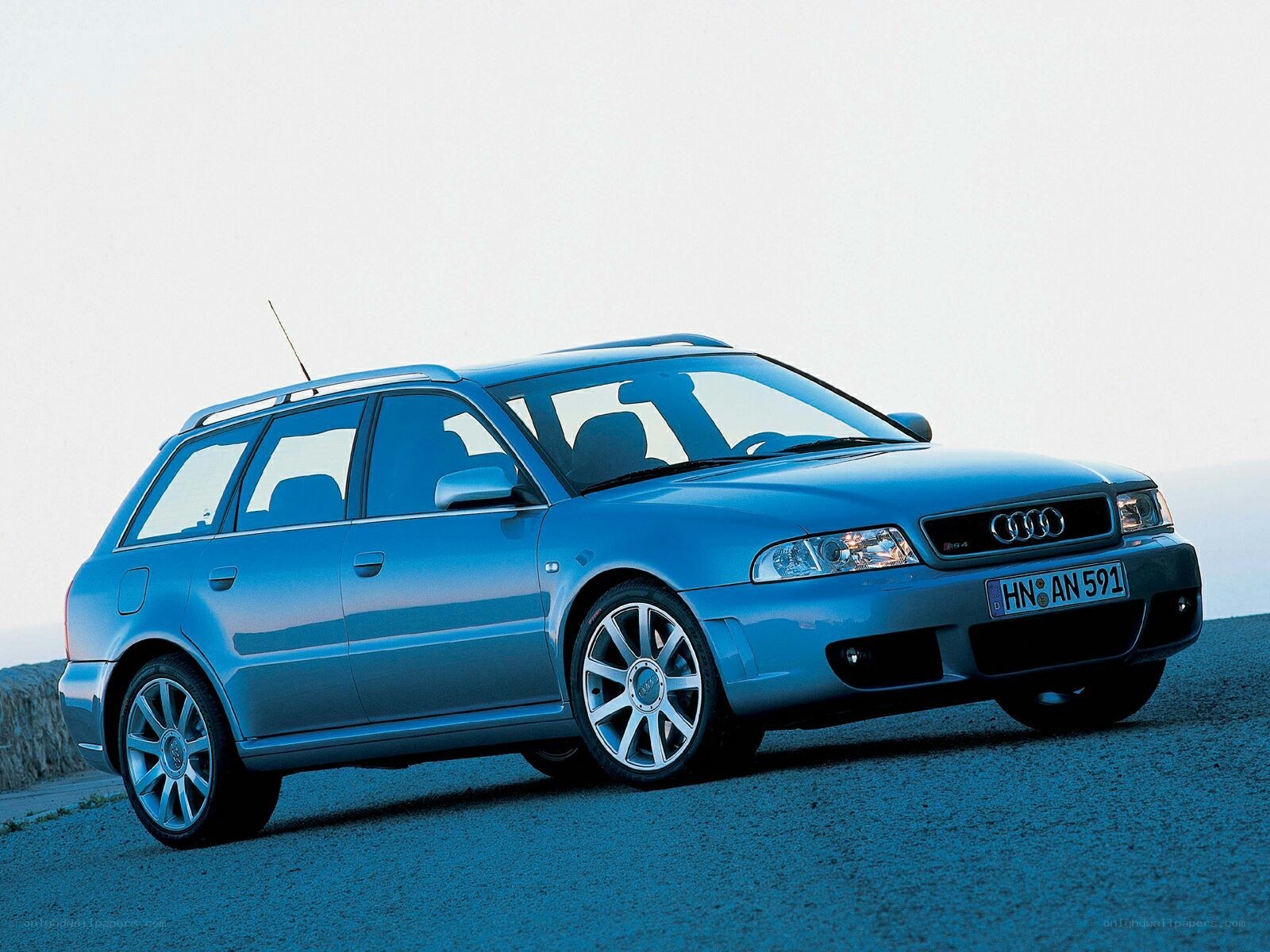Blue Audi RS4 Avant