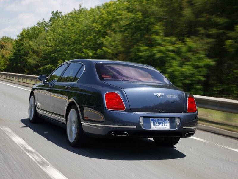 Blue Bentley Flying Spur — Dynamic