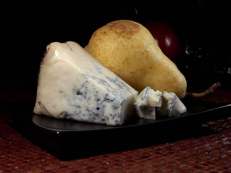 Blue cheese and pear on black plate