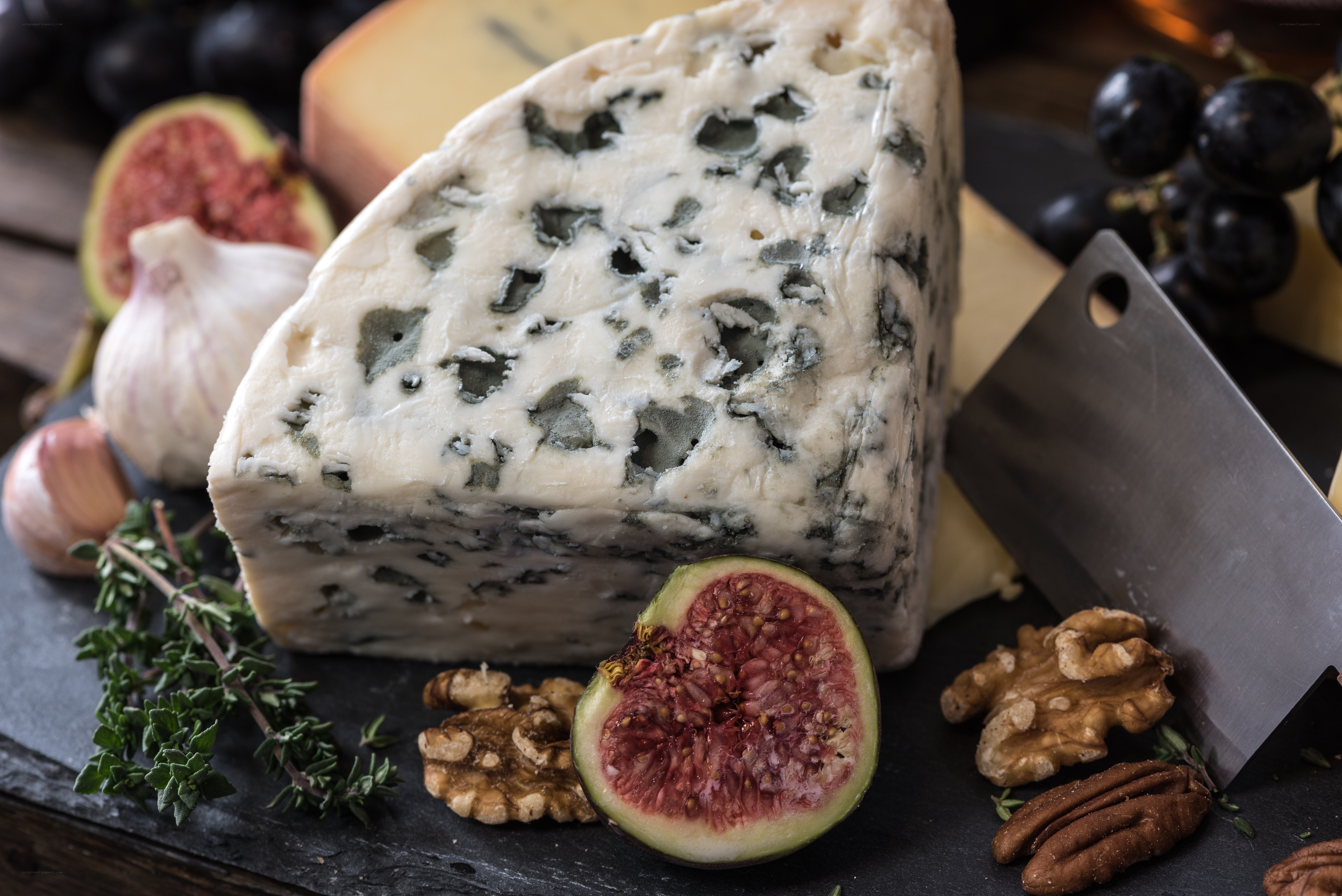 Blue cheese with figs and nuts